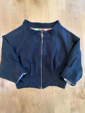 Forever 21 Black Cropped Zip-Up Jacket with Pleated Waist and Geometric Lining S